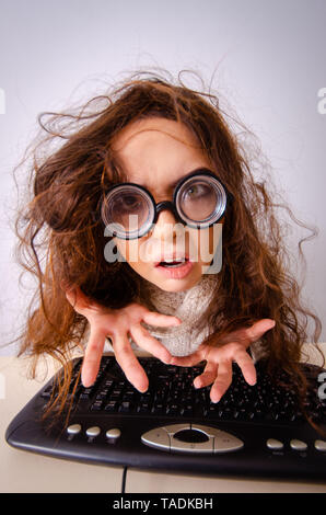 Funny nerd ragazza che lavora sul computer Foto Stock