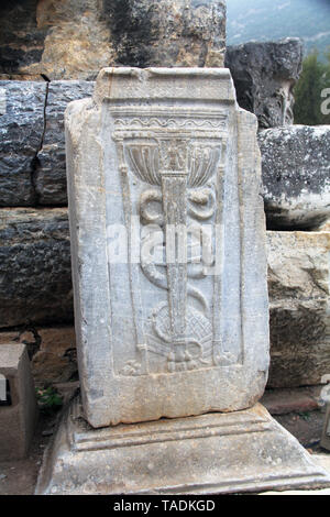I resti archeologici di un caduceo in Efeso in Turchia Foto Stock