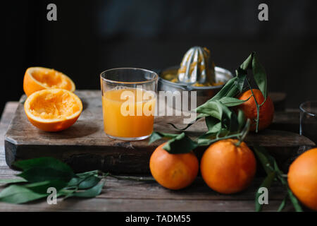 Bicchiere di succo d'arancia appena spremuto Foto Stock