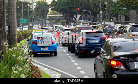 Il traffico pesante sulle strade di Manila durante le ore di punta Foto Stock