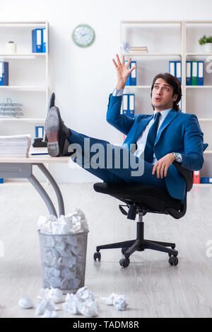 Imprenditore di rigetto di nuove idee con un sacco di carte Foto Stock