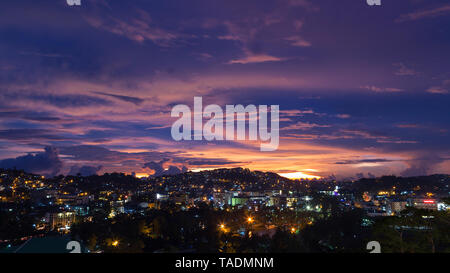 Notte Vista al tramonto di Baguio dal di sopra Foto Stock