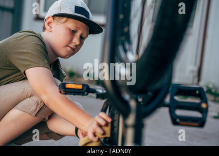 Pulizia del ragazzo bmx bike in cantiere Foto Stock