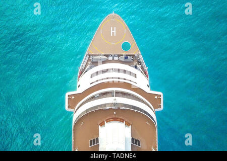 Grande nave da crociera al mare - immagine aerea. Foto Stock