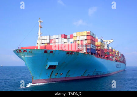 Riprese aeree di Maersk Line di spedizione ultra ampio recipiente contenitore (ULCV) crociere nel Mediterraneo. Foto Stock