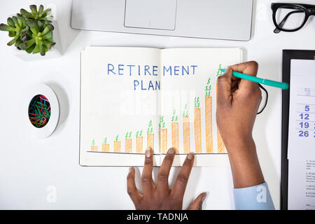 Vista in elevazione di un essere umano del disegno a mano piano di pensionamento il concetto di crescita su Notebook Foto Stock