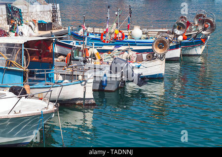Barche da pesca ormeggiate nel porto vecchio di Nizza. Costa Azzurra, Francia Foto Stock