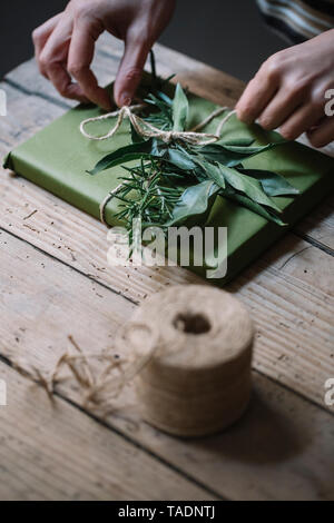 Donna con le mani in mano la decorazione presente Foto Stock