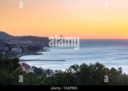 Spagna, Malaga, vista da un punto di vista di Gibralfaro dal castello da sunrise Foto Stock