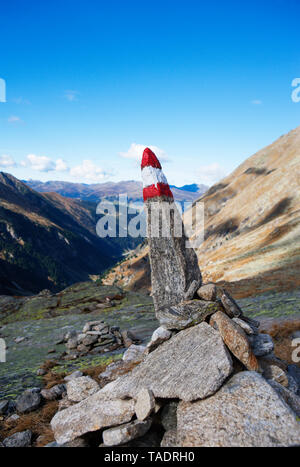 Salisburgo, Austria Membro, Alti Tauri Parco Nazionale, Alpi della Zillertal, cairn con marcatura Foto Stock