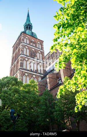 Germania, Meclemburgo-Pomerania, Stralsund, la città vecchia, la chiesa di San Nicola Foto Stock