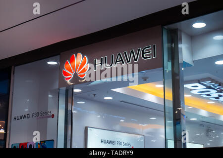 Bangkok, Tailandia - 22 Maggio 2019: Huawei logo nella parte anteriore del negozio. Foto Stock