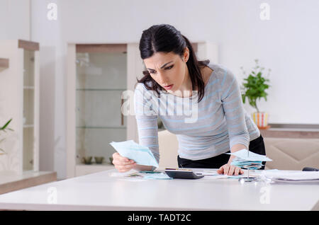 Giovane donna in bilancio il concetto di pianificazione Foto Stock