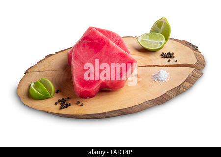 Crudo fresco bistecca di tonno sul tagliere di legno Foto Stock