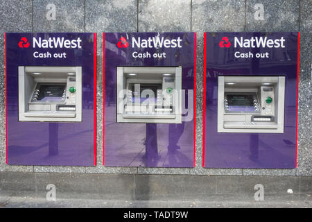 Sportelli bancomat fuori NatWest Bank, Hammersmith, London, Regno Unito Foto Stock