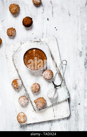 Fori di ciambella con salsa di caramello Foto Stock