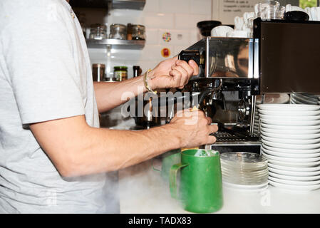 Close-up del barista preparazione di caffè Foto Stock