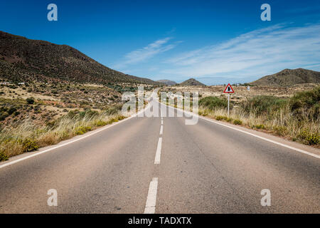 Spagna, Andalusia, Capo de Gata, Parque Natural de Cabo de Gata-Nijar, strada vuota Foto Stock