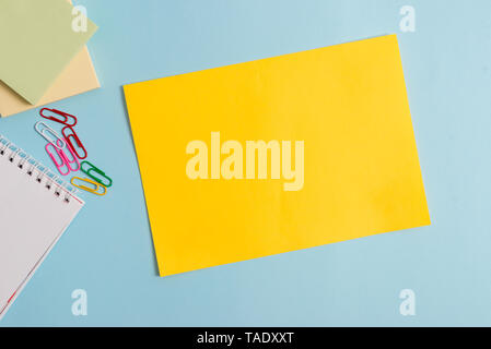 Cartone teso e la scrittura di attrezzature poste al di sopra di color pastello sullo sfondo Foto Stock