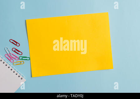 Cartone teso e la scrittura di attrezzature poste al di sopra di color pastello sullo sfondo Foto Stock