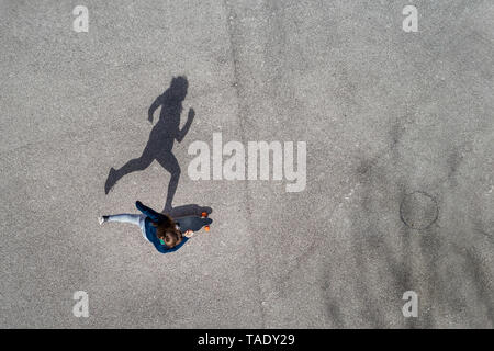 Donna surf, vista dall'alto Foto Stock