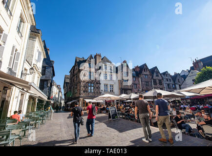 Tours (Centrale Francia occidentale): 'Place Plumereau' piazza nel centro della città.Caption locale *** Foto Stock