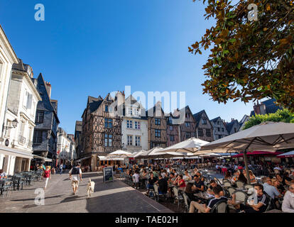 Tours (Centrale Francia occidentale): 'Place Plumereau' piazza nel centro della città.Caption locale *** Foto Stock