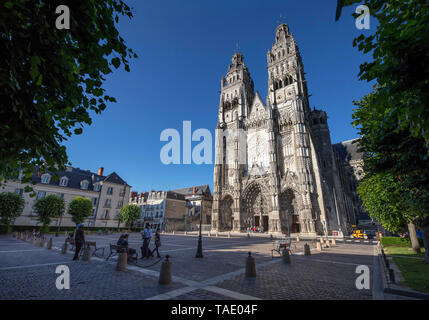 Tours (Centrale Francia occidentale): 'Place de la Cathedrale' piazza nel centro della città. La cattedrale di Tours (francese: la cattedrale Saint-Gatien de Tours), classi Foto Stock