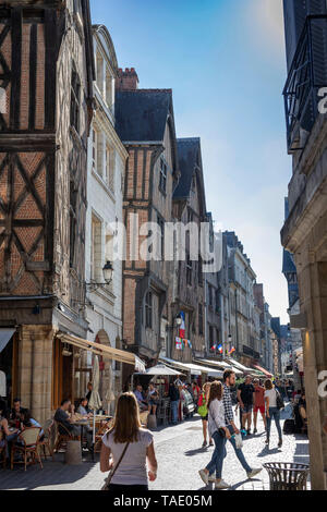 Tours (Centrale Francia occidentale): 'Place Plumereau' piazza nel centro della città.Caption locale *** Foto Stock