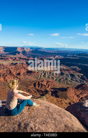 Stati Uniti d'America, Utah, donna ad una si affacciano sul Canyonlands e il fiume Colorado dal Dead Horse State Park Foto Stock