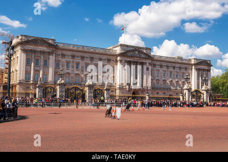 London, Regno Unito - 12 Maggio 2019: : la folla raccogliere fuori Buckingham Palace per guardare la cerimonia del cambio della guardia . Foto Stock