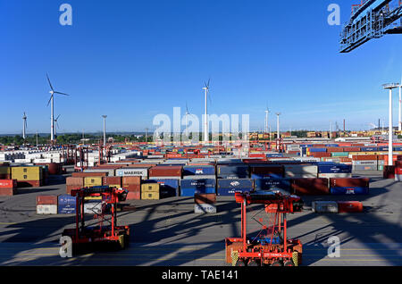 Porto di Amburgo, Germania - 2019.05.13: vista panoramica su eurogate container terminal predöhlkai waltershof Foto Stock