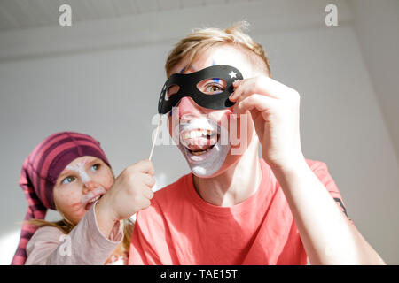 Ritratto di ragazzo e sorella più piccola costituita per il carnevale Foto Stock