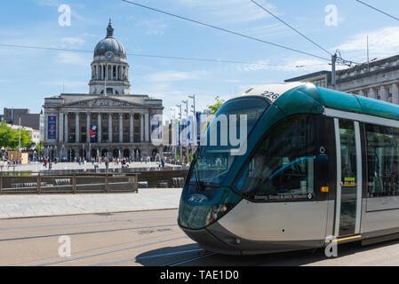 Nottingham City Centre. Vista della piazza principale del mercato, Nottingham Consiglio costruzione Casa dietro. Foto Stock