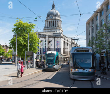 Nottingham City Centre. Vista della piazza principale del mercato, Nottingham Consiglio costruzione Casa dietro. Foto Stock