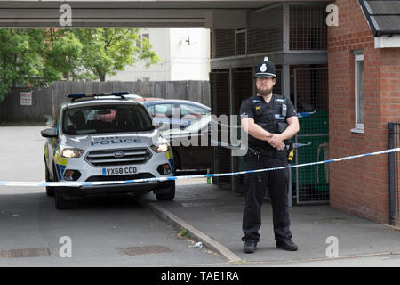 Kidderminster, Regno Unito, 24 maggio 2019. West Mercia sono di polizia di guardia al di fuori di una proprietà a Kidderminster dove il corpo di un uomo sulla quarantina è stato scoperto la scorsa notte. Un 48-anno vecchio è stato arrestato per sospetto di omicidio e la polizia le indagini sono tuttora in corso. Lee Hudson/Alamy Live News Foto Stock