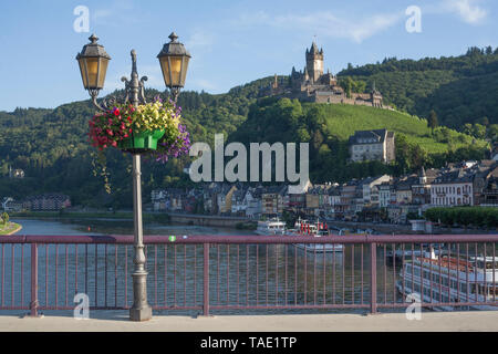 Città vecchia con Moselle promenade e sul Reichsburg nella luce della sera, Cochem sulla Mosella, Mosel, Renania-Palatinato, Germania, Europa mi Altstadt mit Foto Stock