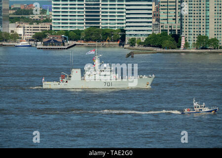 Una Kingston-class di difesa costiera HMCS nave Glace Bay dalle forze canadesi Base Halifax è venuto fino al Fiume Hudson durante la settimana della flotta in New York City. Foto Stock