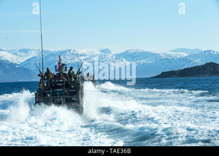 Stati Uniti Marines con il primo plotone, 1° Battaglione di ricognizione, 1° Divisione Marine, Marines con il primo plotone, forza di ricognizione, società di seconda divisione Marine e la Norwegian Coastal Ranger Commando (KJK) testa per inserire le squadre per la missione finale durante l'esercizio Ren di platino in una località segreta, Norvegia, 20 maggio 2019. Il CB90 è una da 500 cavalli di potenza classe di fast assalto militare artigianale che può eseguire estremamente curve strette ad alta velocità e decelerazione dalla velocità superiore ad un arresto completo in barca 2.5 lunghezze permettendo alle barche di operare in stretta prossimità l'uno all'altro. Esercizio Platin Foto Stock