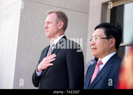 Deliberando U.S. Il Segretario della Difesa Patrick M. Shanahan si incontra con il Vietnam il Vice Primo Ministro e Ministro degli Affari Esteri Pham Binh Minh al Pentagono a Washington D.C., il 23 maggio 2019. (DoD foto di U.S. Army Sgt. Ambra I. Smith) Foto Stock