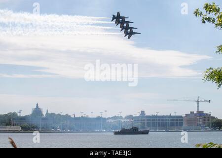 190521-N-UG979-0241 Annapolis, Md. (21 maggio 2019) Stati Uniti Navy dimostrazione di volo squadrone, Blue Angels, esegue una dimostrazione di volo come parte della settimana di messa in servizio ai festeggiamenti per l'Accademia Navale degli Stati Uniti. Come il collegio universitario del nostro paese servizio navale, l'Accademia Navale prepara i giovani uomini e donne a diventare professionale degli ufficiali di competenza, di carattere e di compassione NEGLI STATI UNITI Navy e Marine Corps. (U.S. Foto di Marina di Massa lo specialista di comunicazione di terza classe Giosia D. Pearce/rilasciato) Foto Stock