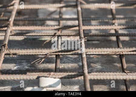 Utilizzando il filo in acciaio per fissaggio barre di acciaio con filo per il rinforzo della soletta in calcestruzzo o la messa a fuoco a filo di acciaio. Foto Stock