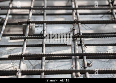 Utilizzando il filo in acciaio per fissaggio barre di acciaio con filo per il rinforzo della soletta in calcestruzzo o la messa a fuoco a filo di acciaio. Foto Stock