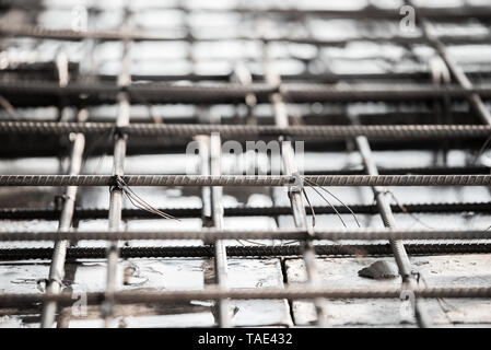 Utilizzando il filo in acciaio per fissaggio barre di acciaio con filo per il rinforzo della soletta in calcestruzzo o la messa a fuoco a filo di acciaio. Foto Stock