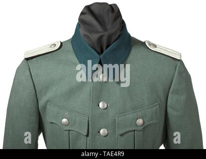 Una tunica di campo per un SS-Untersturmführer di fanteria in 27 volontari SS Grenadier divisione "Langemarck' (fiammingo n. 1) il vecchio stile tunica nel campo di gabardine grigio con verde scuro e collare, bracciali simulato e pulsanti d'argento. Marrone camicia di cotone con cinghia di trasporto di boccole, un foro della cintura così come un'apertura per il braccio laterale. Slip-on spalla opaca per le schede con rivestimento nero e bianco ramo di servizio colore. Bracciale nero titolo in flatwire-come problema con tessuto cellon 'Langemarck' in latino stampatello, grigio-argento bordi. Il 'Langemarck" Divisione è stato istituito nel mese di ottobre 1944 dalla SS, Editorial-Use-solo Foto Stock