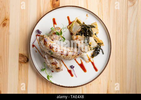 Weisswurst fritti (bianco salsiccia di vitello) con marinata di cavolo e mare mer Foto Stock