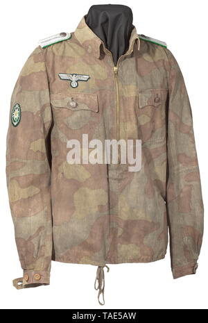 Un camuffamento pullover giacca per un Leutnant delle truppe di montagna professionnelle Feldfertigung aus einseitig bedrucktem, italienischem Zeltplanenstoff. Mittig ein zu 2/3 durchgehender Reißverschluss, einfacher Kragen, zwei aufgesetzte Brusttaschen mit Verschlussklappen, der untere Abschluss mit eingearbeiteter Zugschnur, die Ärmelenden durch Knöpfe verstellbar. Silberngestickter Brustadler, maschinengesticktes Ärmeledelweiß, aufgeschlaufte Schulterklappen. storica, storica, esercito, eserciti, forze armate, militare, militaria, oggetto, oggetti, alambicchi, clipping, ritagli, tagliare o, Editorial-Use-solo Foto Stock