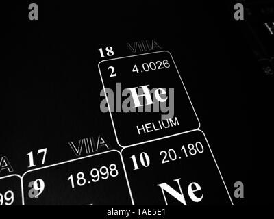 Elio sulla tavola periodica degli elementi Foto Stock