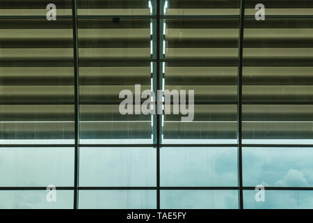Edificio in vetro facciata con big blind Foto Stock