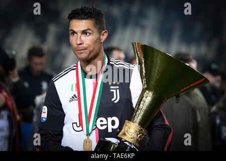 Torino, Italia. Il 19 maggio 2019. La Juventus FC celebrare la vittoria del Campionato Italiano A. Cristiano Ronaldo mostra il trofeo durante le feste. Foto Stock